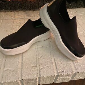 Oofos women’s Black Slip-On Sneakers with White Soles size 8